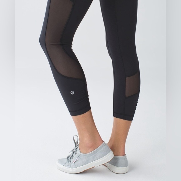 Lululemon Seek The Heat Crop in Black Size: 2 - Picture 13 of 13